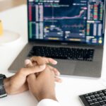 sawir muujinaya qof isticmaalaya laptop oo ka shaqaynaya faceless marketing