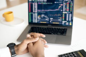 sawir muujinaya qof isticmaalaya laptop oo ka shaqaynaya faceless marketing