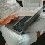 Qof diyaarinaya E-book ku saabsan ganacsiga digital-ka ah ee laptop-ka.