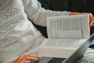 Qof diyaarinaya E-book ku saabsan ganacsiga digital-ka ah ee laptop-ka.