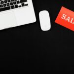 Qof ku shaqaynaya laptop oo tusaale u ah affiliate marketing iyo dakhliga dhijitaalka ah.